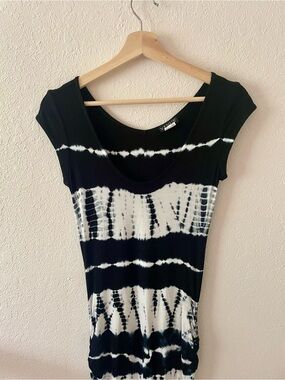 Venus Women’s Black & White Tie-Dye Scoop Neck Short Sleeve Midi Dress